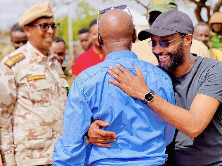 [DHAGEYSO] Xildhibaaan Cabdirahmaan Axmed Gureey oo kamid ah  golaha shacabka oo  Degmada maxaas u gaaray sidii dhiirigalin ay ugu sameeyn lahaayeen Ciidamada