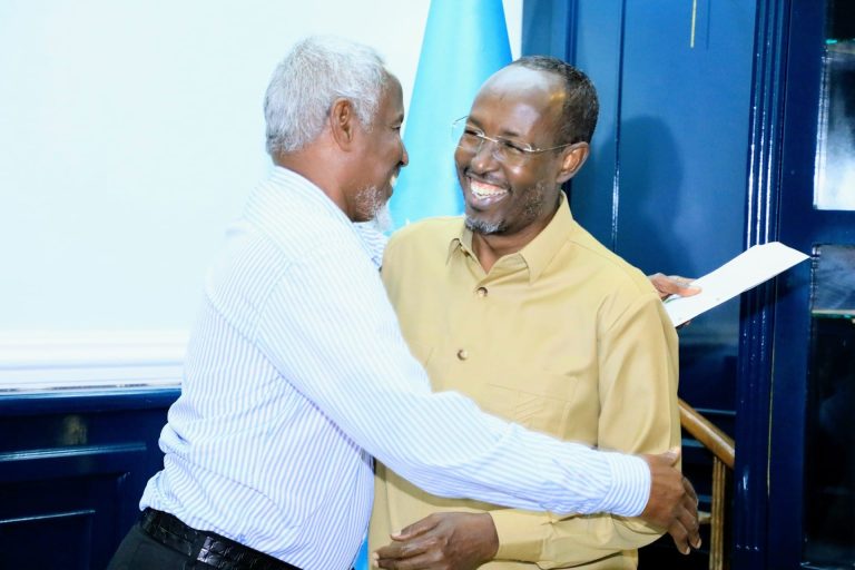 Gudoomiyaha gobalka Benaadir ahna Duqa Muqdisho oo deeq lacageed gudoonsiiyay Dr. Xabeeb oo Muqdisho ku xanuunsanaya.