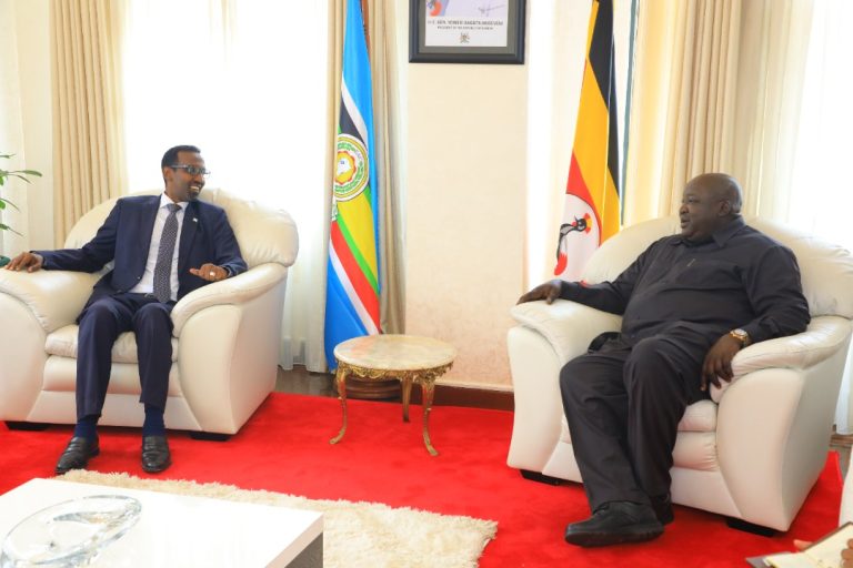 Safiirka JFS ee Uganda oo kulan la qaatay wasiiru dowlaha arrimaha dibadda dowladda Uganda.