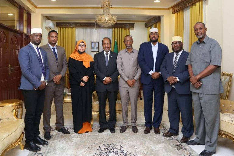 Madaxweyne Xasan oo Lakulmay Wasiirada Waxbarashada Maamulada.