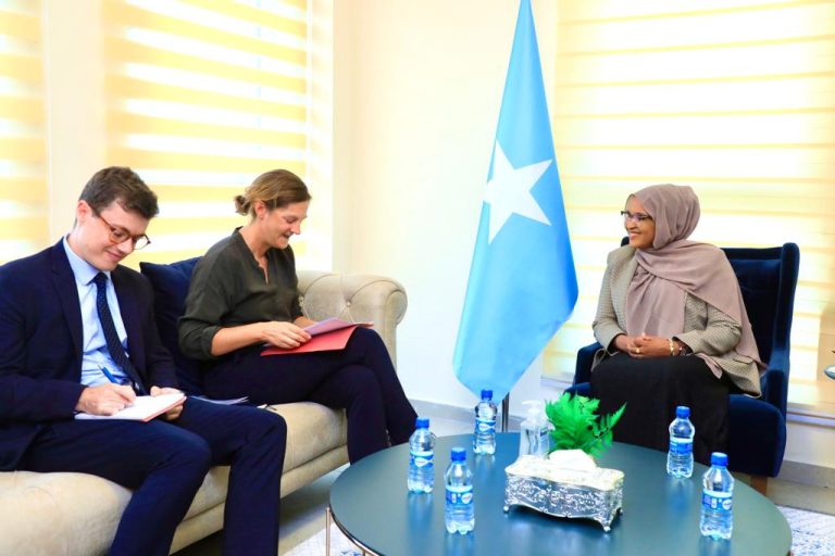 Wasiirka Gaadiidka XFS oo Lakulantay Safiirada Ingiriiska iyo Imaaraadka.