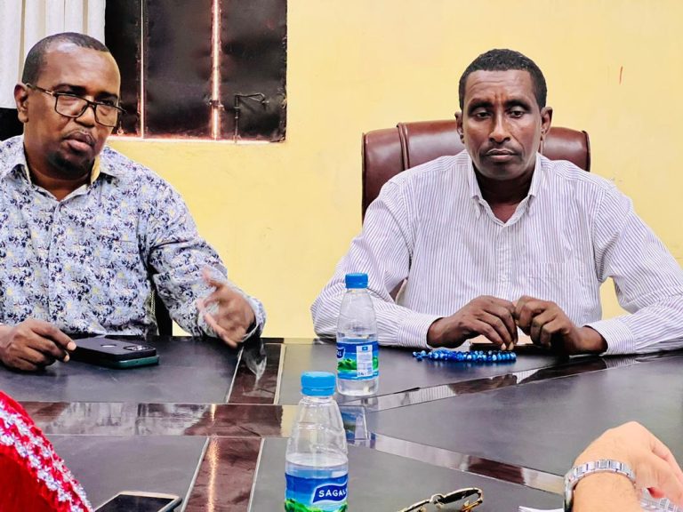 Maamulka Gobolka Iyo Kan degmada Galkacyo oo lakulmay Saraakiil ka socatay   Hay’adda W.F.P (SAWIRO)