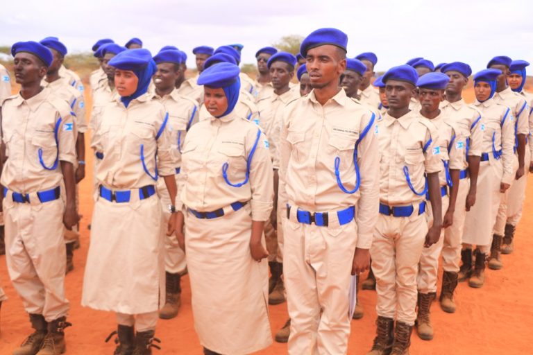 Wasiirka amniga Galmudug oo Cadaado Tababar ugu soo xiray 200 Boolis ah.