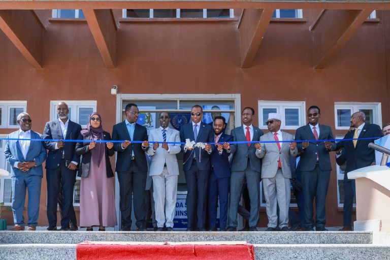 [DAAWO] Ra’iisul Wasaare Hamza Abdi Barre oo xarigga ka jaray dhismaha cusub ee xarunta Hay’adda Socdaalka iyo Jinsiyadda Soomaaliyeed