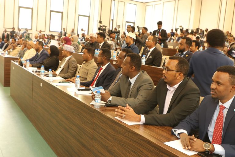 [DAAWO]Waxaa Goordhaw furmay Xaflada furitaanka Kalfadhiga 2aad Ee Baarlamaanka Jamhuuriyada Fideraalka Soomaaliya