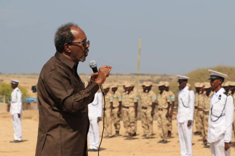 Madaxweyne Xasan Sheekh Maxamuud  oo  kormeeray xerada ay tababarka ku qaadanayaan Ciidanka Badda Soomaaliyeed ee ku sugan dalka Ereteriya
