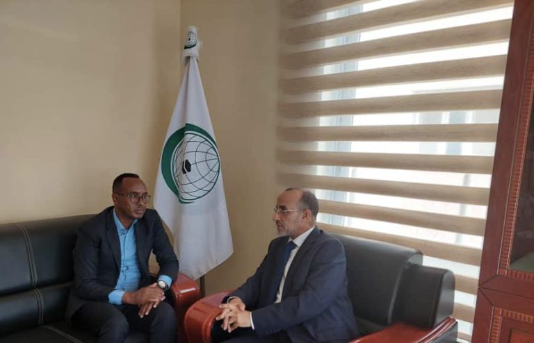 Gudoomiyaha hayadda Maareynta musiibooyinka Qaranka Mudane Mahamoud Moallim Abdulle  oo kulan la qaatay wakiilka Ururka iskaashiga islaamka u qaabilsan Soomaaliya