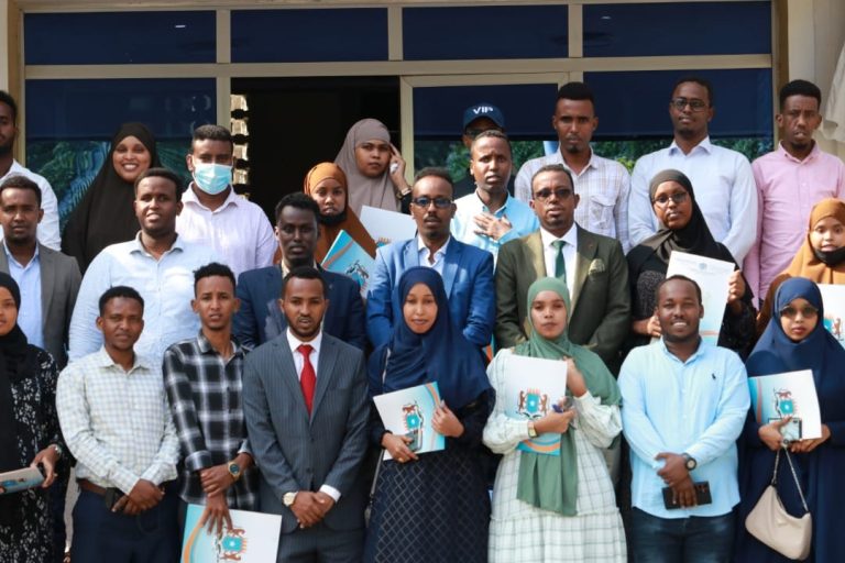 Wasiir ku xigeenka Wasaaradda Warfaafinta oo soo xiray tababar ku saabsanaa tabinta xaaladaha bini’aadannimada iyo wararka deg degga ah