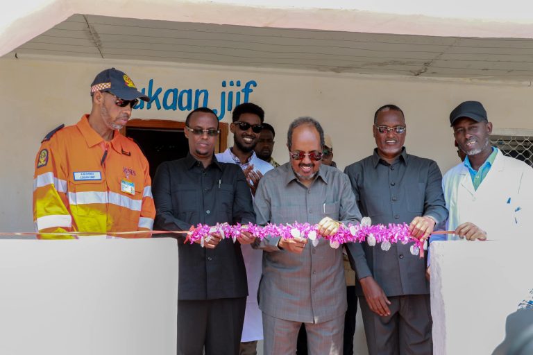 [DAAWO+SAWIRRO] Madaxweynaha JFS ayaa xariga ka jaray dhismaha Cisbitaalka Degmada Cadale ee Gobolka Shabeellaha Dhaxe