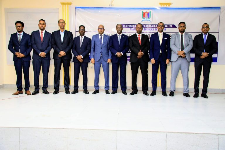 Guddoomiyaha Gobolka Banadir oo Xilalkii U kala Wareejiyay Guddoomiye ku-Xigeennada Cusub iyo Xog’hayaha guud ee Maamulka Gobolka Banaadir