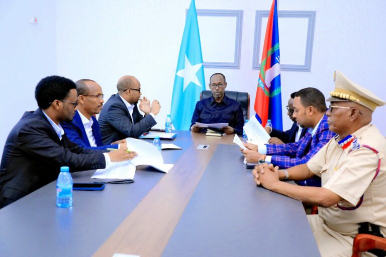 Guddoomiyaha Gobolka Banaadir oo Maanta guddoomiyay Kulanka gudoonka sare ee Maamulka Gobolka Banaadir kaas oo looga hadlayay dardargalinta howlaha kala duwan ee lagu horumarinayo Caasimadda