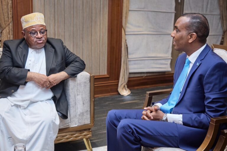 Ra’iisul Wasaaraha Xukuumadda Federaalka Soomaaliya, mudane Xamsa Cabdi Barre oo  maanta xafiiskiisa ku qaabilay Wakiilka Gaarka ah ee Guddiga Midowga Afrika ahna madaxa ATMIS, Souef Mohamed El-Amine.