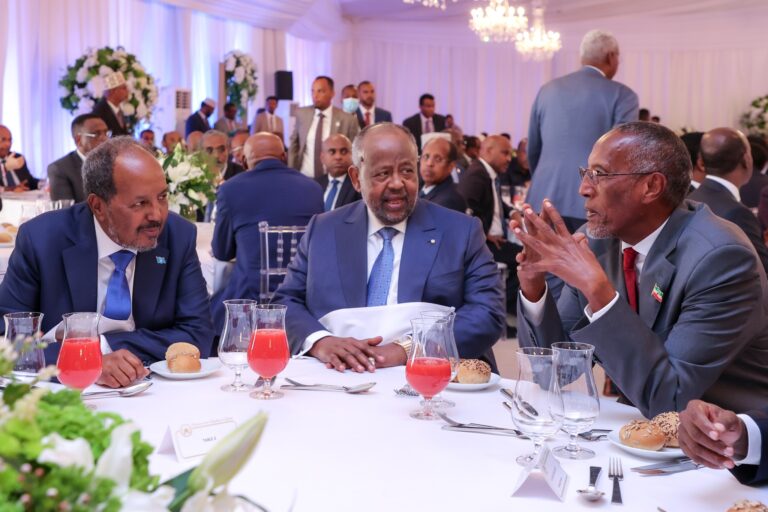 Madaxweyne Xasan Sheekh oo uga mahadceliyey dhiggiisa Jabuuti sida uu uga aqbalay doonista gabadhiisa Haybado Ismaaciil Cumar oo maanta loo doonay Xildhibaan Saadaq Cumar Xasan oo ka tirsan BFS