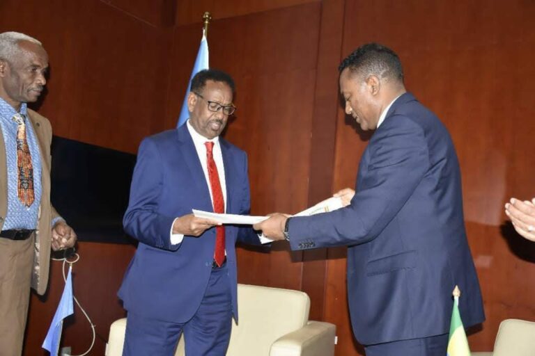 Taliyaha Booliska Soomaliya general Xijaar oo heshiis la saxixday dhigiisa dalka itoobiya