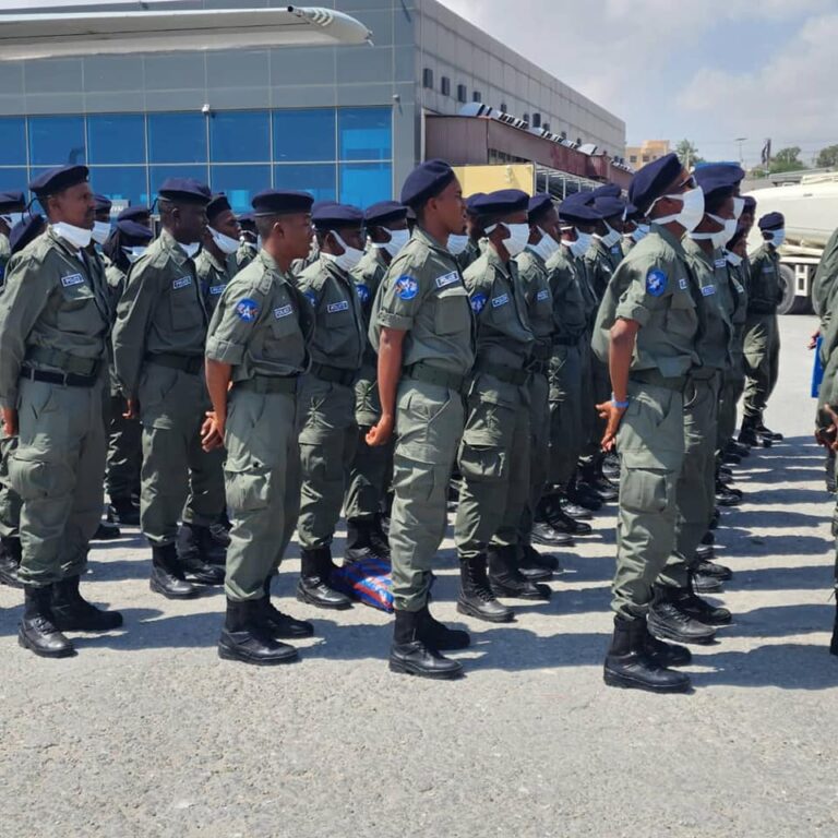 Taliyaha Ciidanka Boliiska Soomaaliyeed oo garoonka Aadan Cade kusoo dhaweeyay Ciidamo ka tirsan daraawiishta Boliiska oo tababar ku soo qaatay dalka Jabuuti