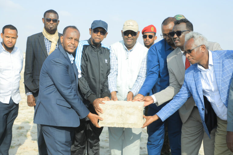 Madaxweyne Deni oo dhagaxdhigay dhismaha Xafiisyada Hay’addaha Dowladda ee ka hawlgelaya dekedda deegaanka Garacad