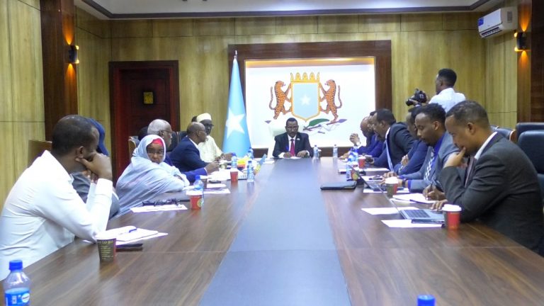 [DAAWO] Guddiga Arrimaha gudaha iyo Amniga golaha Shacabka oo kulan isla xisaabtan ah la qaatay Masuuliyiinta Wasaaradda Amniga dalka