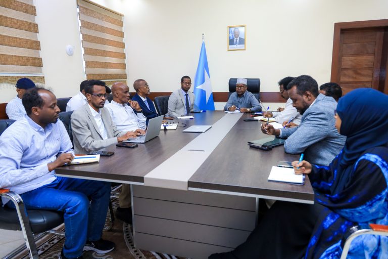 Wasiirka Arimaha Guddaha Soomaaliya oo kulan la qaatay Agaasime waaxeedyada Wasaaraddaas