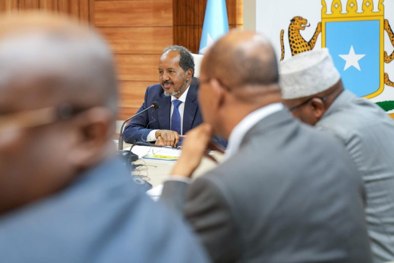 Madaxweyne Xasan Sheekh oo golaha wasiirada faray in la joojiyo shirarka muhiimka ah ee dibadda lagu qabto.