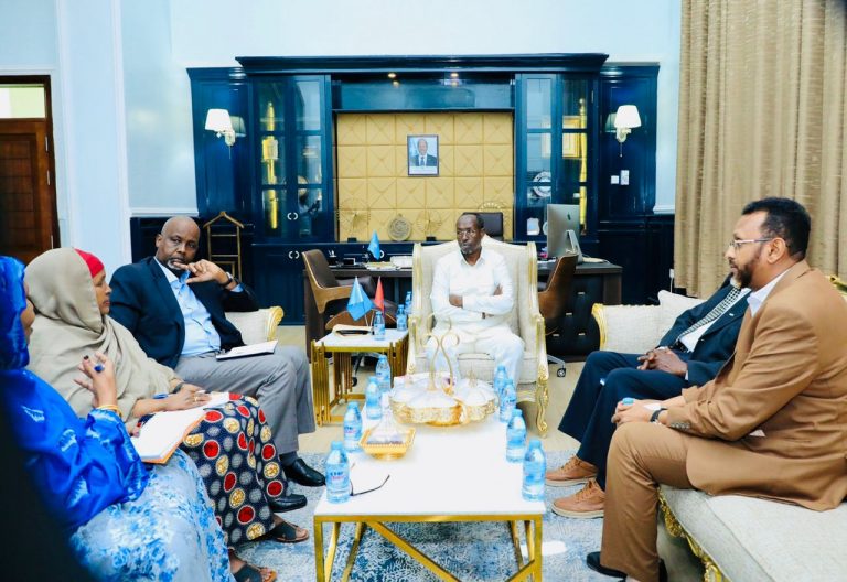 Guddoomiyaha Gobolka Banaadir Ahna Duqa Magaalada Muqdisho oo  kulan la qaatay madaxda Ururada Bulshada Rayidka