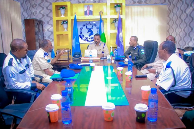 Taliyaha  Booliska Puntland Sarreeye Guuto Mumin Abdi Shire oo kormeerey ciidanka.