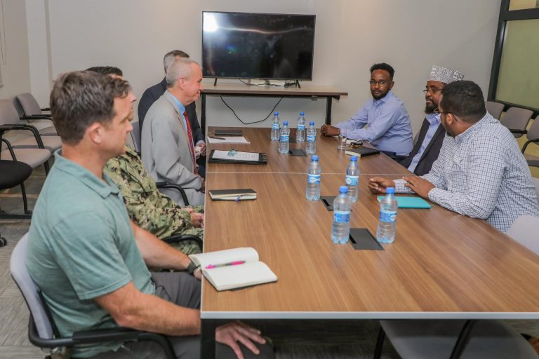 [SAWIRO]Madaxweynaha Jubbaland Iyo Safiirka Maraykanka ee u fadhiya Soomaaliya oo kawada hadlay howlgalada ka dhanka ah Argagixisada