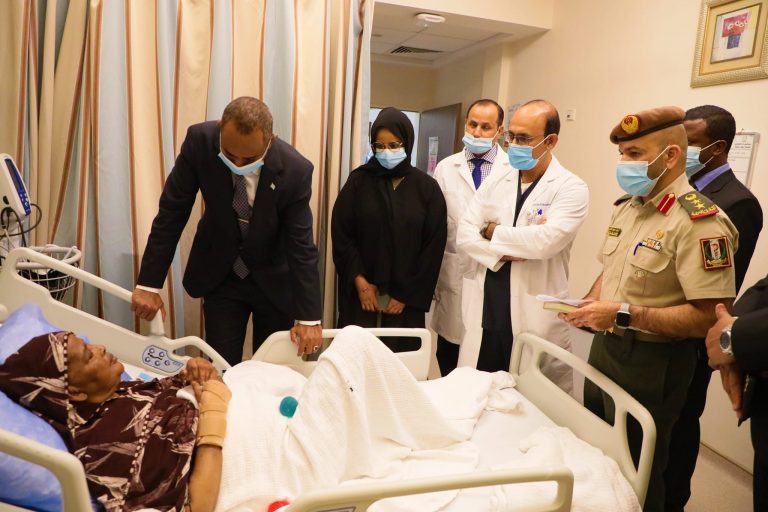 Wasiirka Gaashaandhigga XFS oo Isbitaalka Ciidanka Qalabka Sida ee Dowladda Imaaraatka Carabta ku booqday qaar kamid ah dhaawacyadii ugu cuslaa ee Qaraxii Zoobe 2