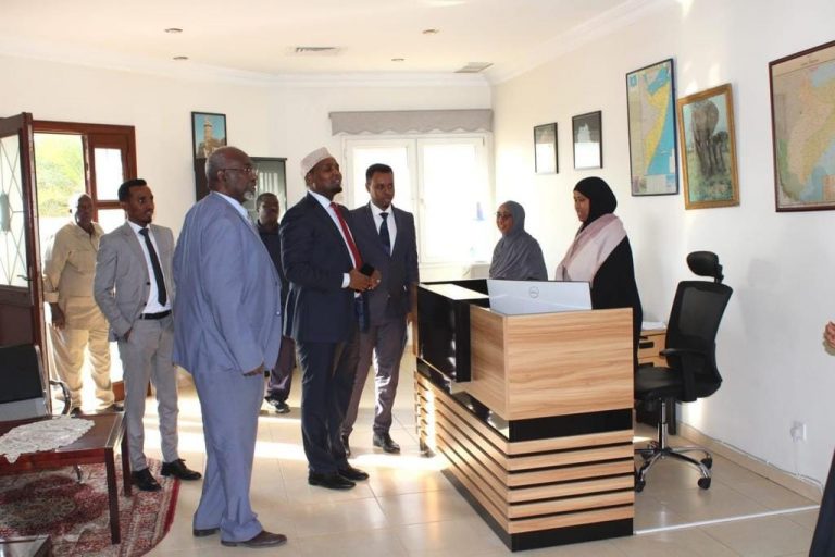 Wasiirka Qorsheynta XFS oo sugan Dalka Kuwait ayaa  maanta booqday Safaaradda Soomaaliya ee Dalkaas