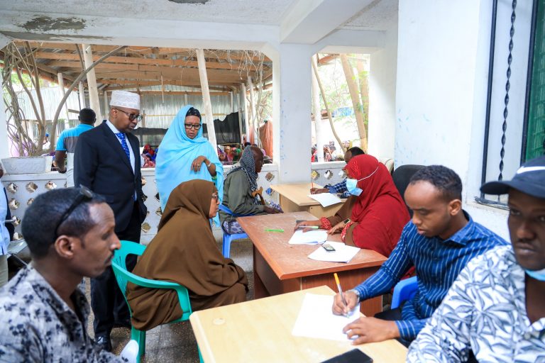 Wasiirka Arrimaha Gudaha oo  kormeeray xarunta Hay’adda Qaxootiga iyo Barakacayaasha Qaranka