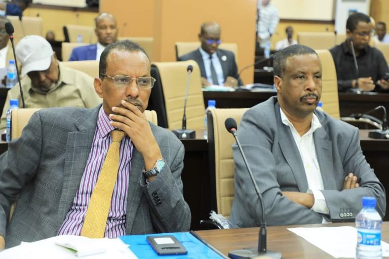 [SAWIRRO] Mudanayaasha Aqalka sare oo maanta mar kale ka dooday Xeer hoosaadka golaha.