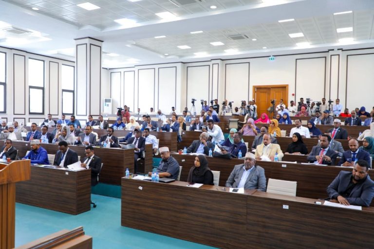 Mudanayaasha Golaha Shacabka oo maanta Loo qeybiyey hindise sharciyeedka hay’adda sirdoonka iyo nabad sugida Qaranka iyo hindise sharciyeedka aqoonsiga iyo diiwaan gelinta dadweynaha