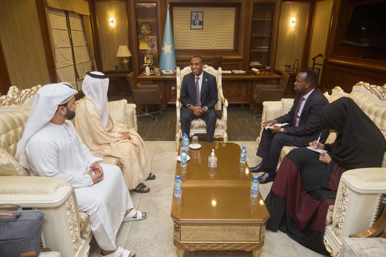 Ra’iisul Wasaare Hamza Abdi Barre oo qaabilay Safiirka Dowladda Isutagga Imaaraadka Carabta ee Soomaliya