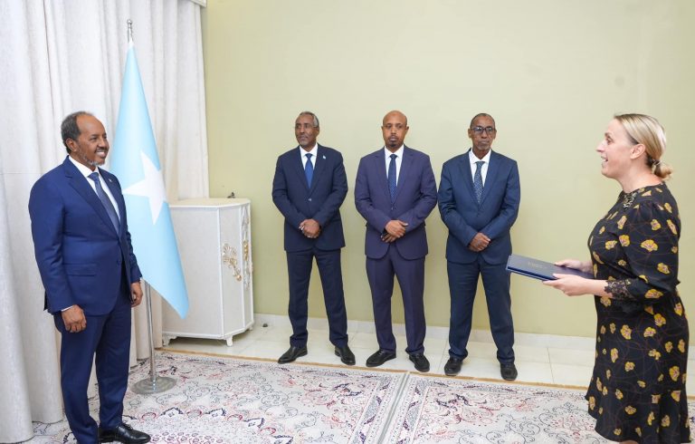 Madaxweyne Xasan Sheekh Maxamuud oo Waraaqaha aqoonsiga danjirenino ka guddoomay Safiirada dalalka France, Nederland iyo Slovakia