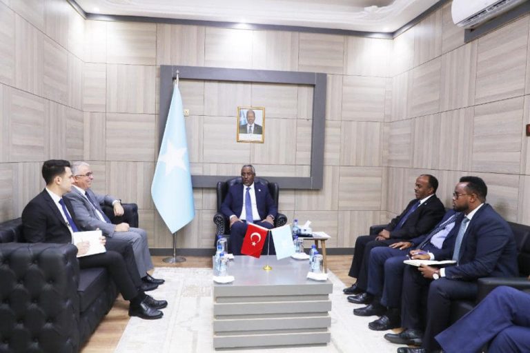 Wasiirka Arrimaha Dibadda Soomaaliya oo sagootiyay Safiirka Turkiga oo muddo xileedkiisa shaqo ee rasmiga ah uu ka idlaaday
