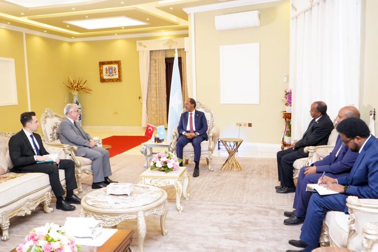 Madaxweyne Xasan Sheekh oo kulan sagootin ah Madaxtooyadda Qaranka ugu qabtay safiirka Turkiga ee Soomaaliya