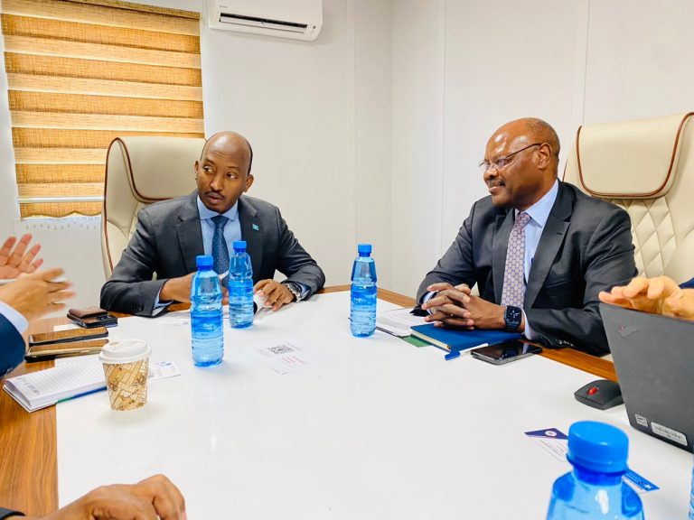 Wasiirka wasaaradda Kalluumeysiga XFS oo kulan la qaatay ku xigeenka Ergeyga Qaramada Midoobay ee Soomaaliya