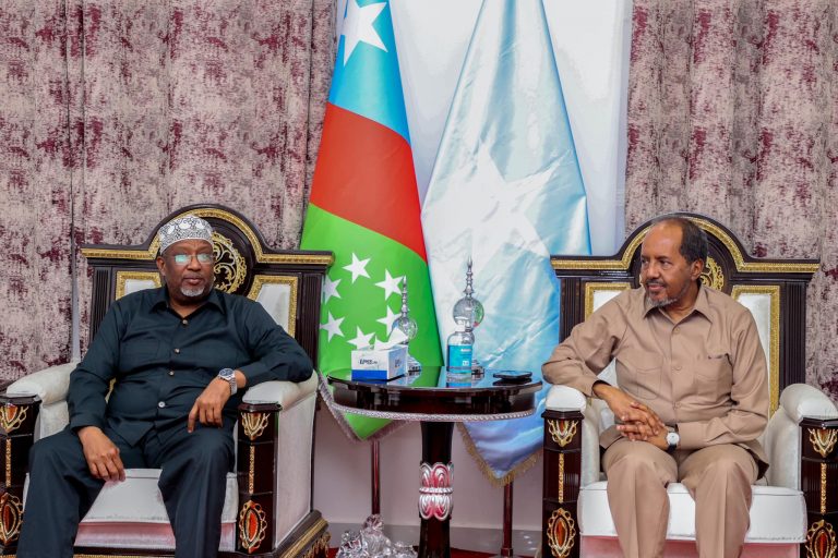 Madaxweynaha Jamhuuriyadda Federaalka Soomaaliya Mudane Xasan Sheekh Maxamuud oo uu wehlinayo Guddoomiyaha Golaha Shacabka   Mudane Sheekh Aadan Maxamed Nuur ayaa kulan miro-dhal ah la qaatay Madaxweynaha Dowlad Goboleedka Koonfur Galbeed