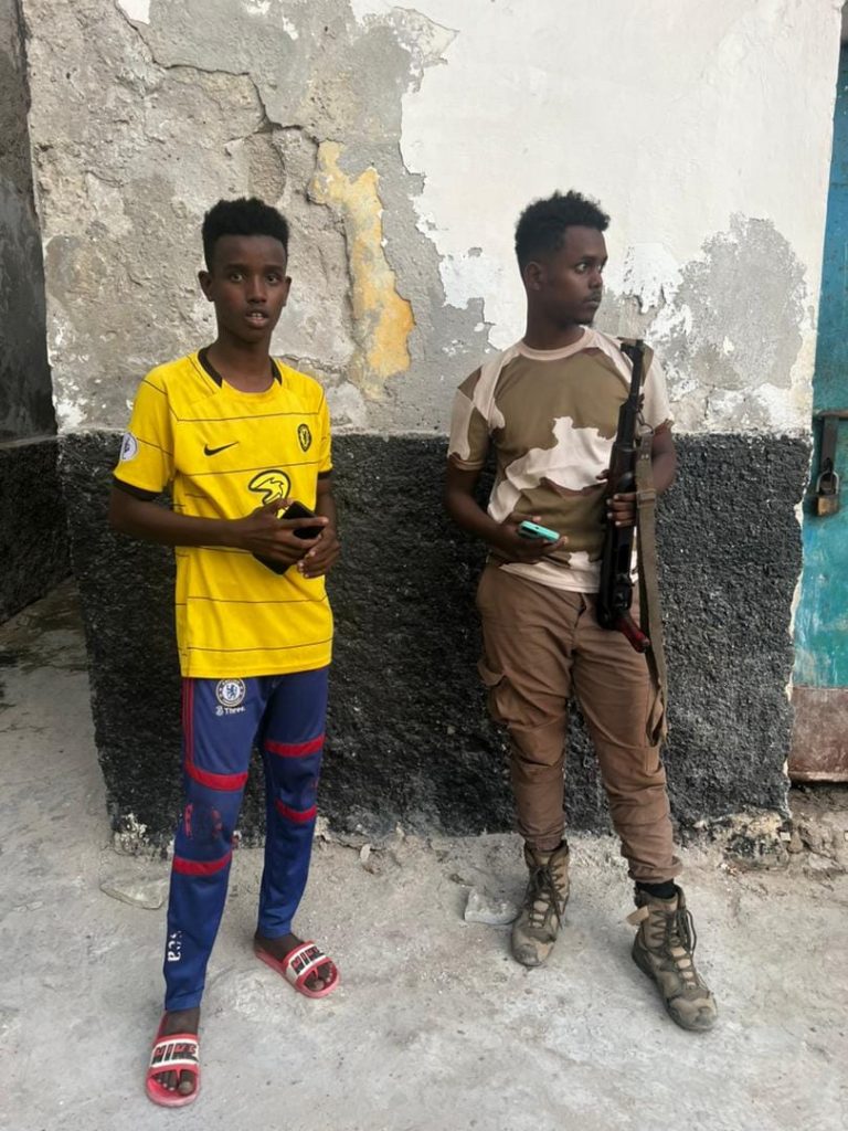 Taliska booliska degmada xamar Wayne ayaa howgal kusoo qabtey labo maleeshiyo oo dhac ka geysan jirey degmada.