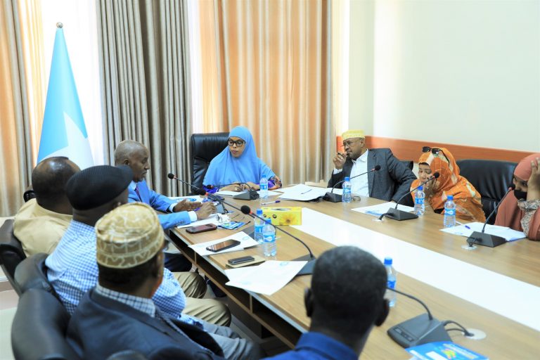 Guddiga Arrimaha Gudaha iyo Xiriirka Dowlad Goboleedyada Aqalka Sare oo la kulmay Guddiga madaxa bannaan ee dib u heshiisiinta Qaran