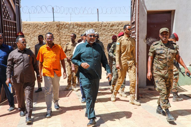 [DAAWO] Guddoomiyaha Golaha Shacabka oo ku sugan Magaaladda Baydhabo oo kormeeray goobihii dhawaan shaqaaqooyinku ka dhaceen ee magaaladaas