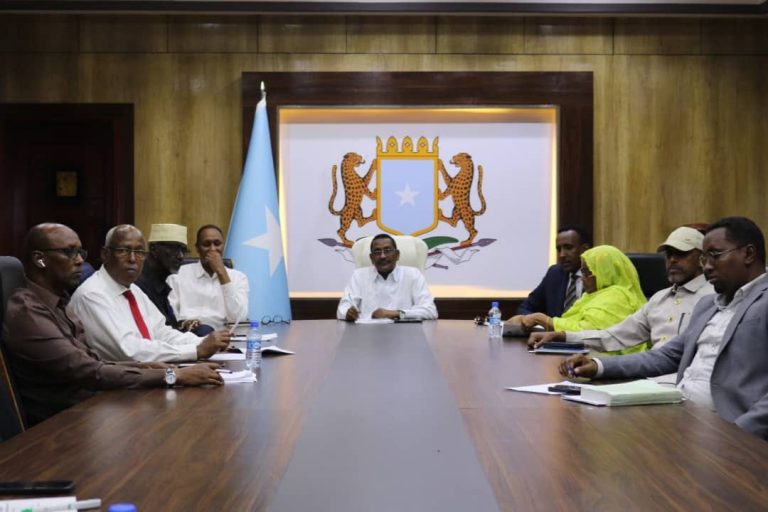 Guddiga Arrimaha Gudaha Maamuladda Gobollada iyo Amniga Ee Golaha Shacabka BJFS oo  kulan ku yeeshay Xarrunta Guddiyada ee Villa Hargeysa