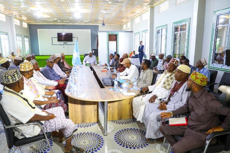 Sheekh Aadan Madoobe oo kulan wadajir ah la qaatay guddi ay iska soo xuleen malaaqyada dhaqanka iyo guddiga farsamada shirka