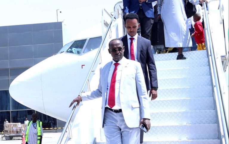 [DAAWO+SAWIRRO] Guddoomiyaha Gobobolka Banaadir oo safar shaqa dalka uga maqnaa oo maanta si deg deg ah ugu soo laabtay Muqdisho