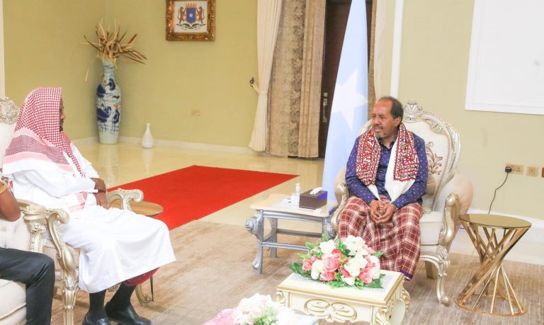Madaxweyne Xasan Sheekh oo la kulmay Guddiga Walidiinta Ciidanka Tababarka ku soo qaatay dalka Ereteriya