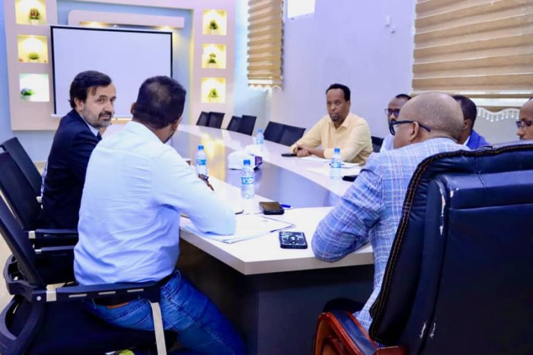 Guddoomiye ku-xigeenka Maamulka iyo Maaliyadda Gobolka Banaadir oo  shir guddoomiyay Kulan Laba geesood ah oo dhex maray Gobolka Banaadir iyo hey’adda UNOPS
