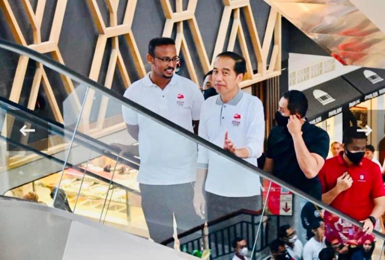 Safiir ku-xigeenka safaaradda Soomaaliya ee dalka Indonesia oo la kulmay Madaxweynaha Jamhuuriyadda Indonesia, Mudane Joko Widodo