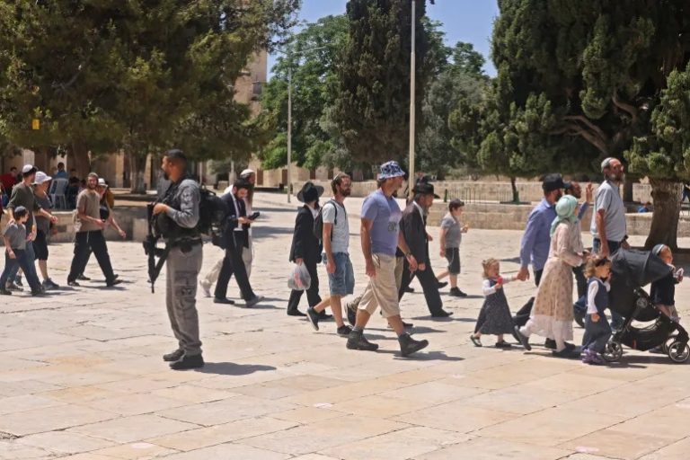 Ciidamada Isra’iil oo xabsiga dhigay muwadiniin Falastiiniyiin ah.