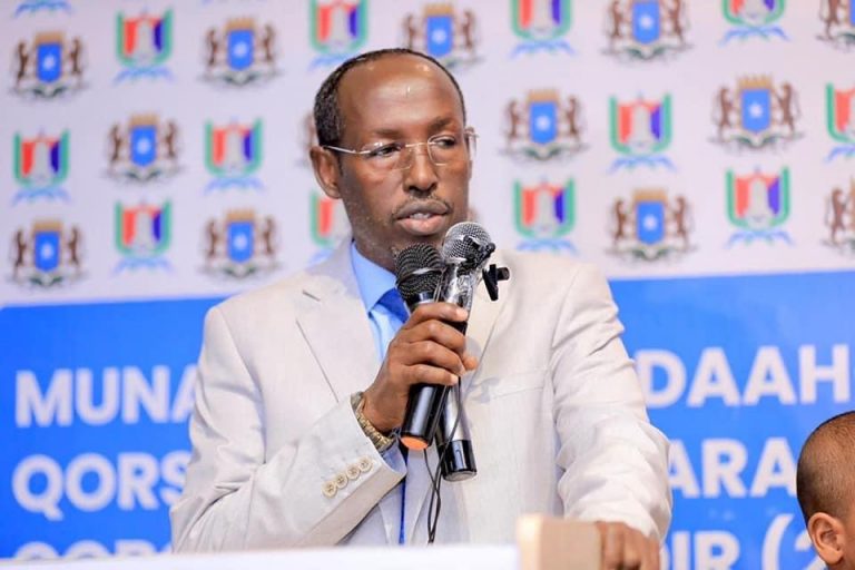 Guddoomiyaha Gobolka Banaadir oomaanta daahfuray Munaasabad lagu soo bandhigayay Qorshahaha Waxbarashada Gobolka Banaadir ee 2022/2026.