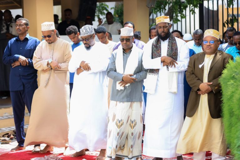 Wasiiro ka tirsan Xukuumadda iyo Wakiilka Midowga Afrika oo dhiirri galiyay Dagaalka Khawaarijta.{Sawirro}