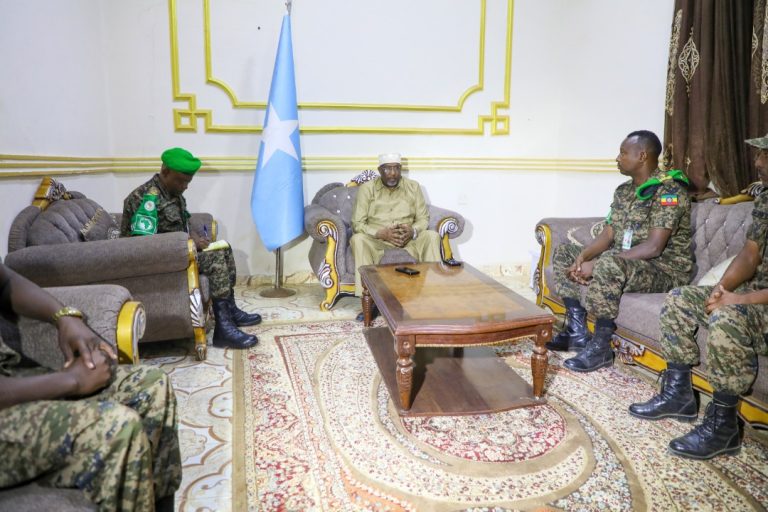 Guddoomiyaha Golaha shacabka BFS ayaa Kulan looga hadlayay adkeynta ammaanka Baydhabo kula qaatay saraakiisha Ciidamada AMISOM.